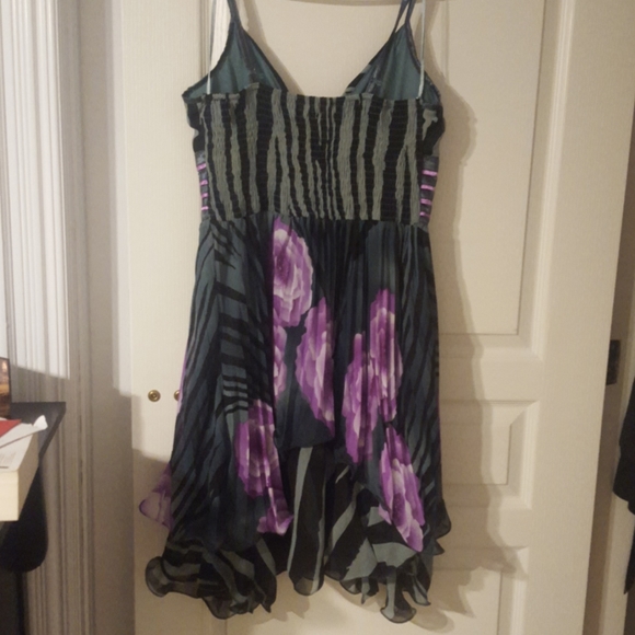 Beautiful Dress knee lenght on a 5 foot 3 person - Picture 4 of 5